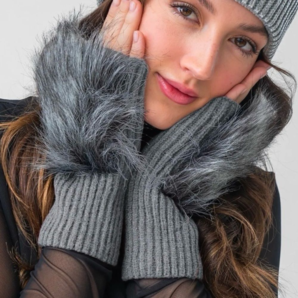 NWT New Adrienne Landau Light Gray Faux Fur Fingerless Gloves/Wrist Warmers. OS